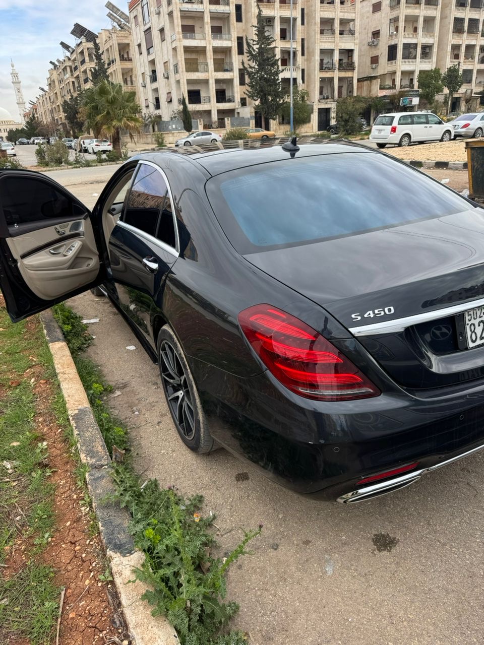الجهة الخلفية وشعار S450